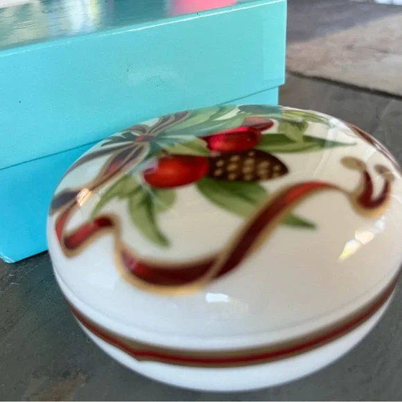 Tiffany & Co. White and Gold Ornament Box - Picture 4 of 7